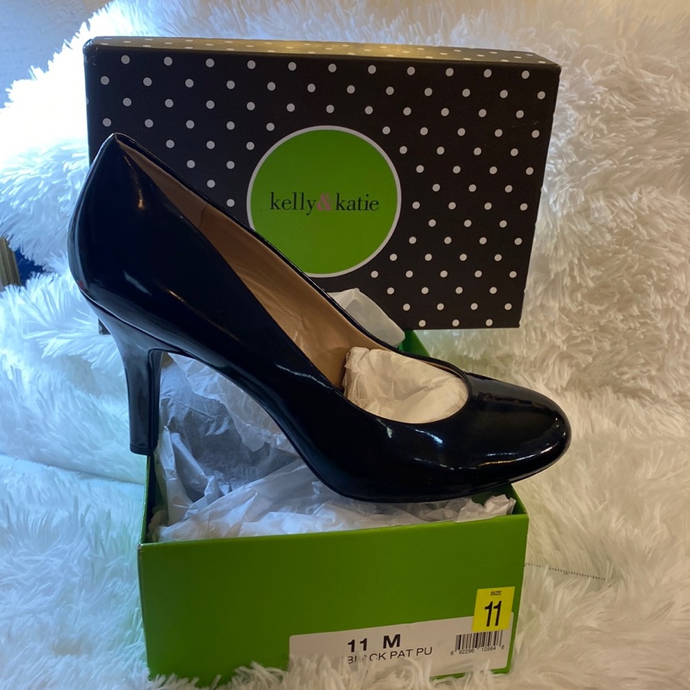 NWT women’s black patent leather high heel, size 11.
